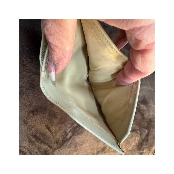 Gucci Vintage Flap Wallet with G clasp - Picture 7 of 12